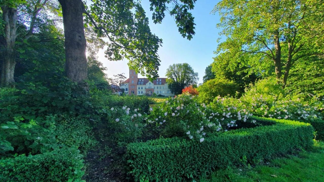 Schloss Lelkendorf Apartment Ulrichshusen Maisonette Fewo Mecklenburger Seenplatte Mit Dachterrasse Naehe Ostsee Exterior foto